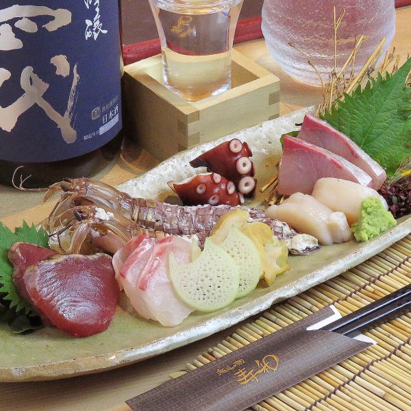 [新鮮食材]用當地魚類製成的生魚片和壽司非常受歡迎◎各種時令商品！