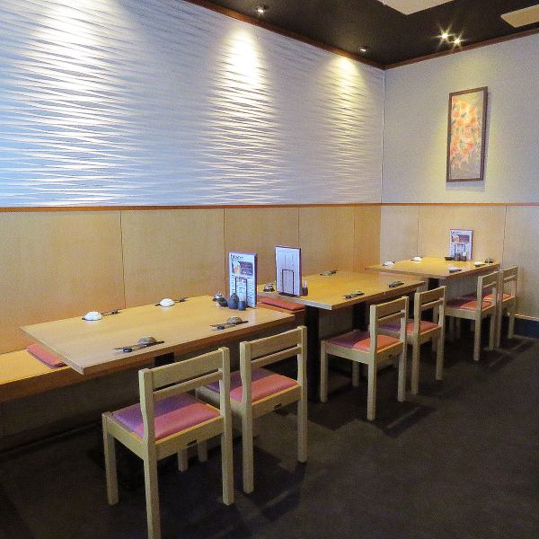 [Table Seats] There are 4 seats available for 4 people! Ideal for dining with friends or colleagues at the table ◎ The table can be changed to a layout of 6 or 8 people, so it is small Please contact us in advance when using for banquets, etc.