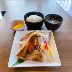 カマの塩焼きランチ