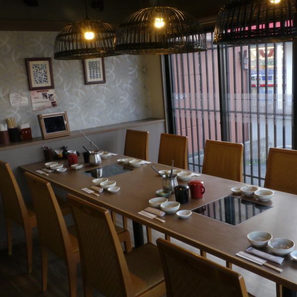 The table has two private rooms.It can seat up to 6 people and up to 10 people ◎ There is a partition, but there is a maximum of 16 people! This is also a non-smoking seat so it is for families Visiting is also recommended.