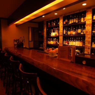 An authentic bar in the tasteful Edo town of Ningyocho.The soft atmosphere that feels the warmth of the tree will moisturize the tired heart.We are waiting for you in the hideout of an adult who set up a shop in the back of the alley.