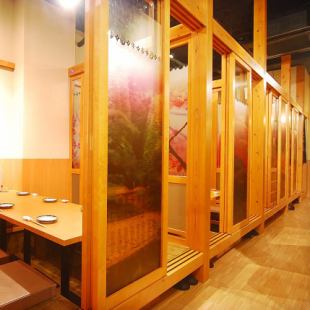 ２階に上がると日本の自然に彩られた個室が並びます。個室が6部屋ございます。