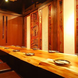 2階は全席掘りごたつ個室。3階は掘りごたつ個室とお座敷。2名様から団体様と、会社宴会から合コン、デートなどプライベートなど幅広いシーンに使えます。最大54名様まで対応できます。
