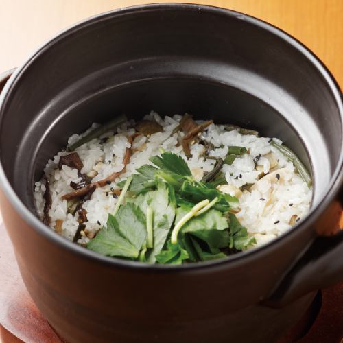 地鶏と山菜の土鍋炊き御飯