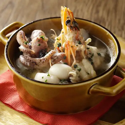 Luxurious seafood ajillo