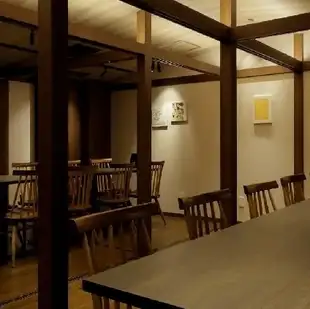 静けさと上質さが漂うモダンな空間で、25名様から32名様までのフロア貸切を承ります。周囲の目を気にすることなく、大切な方々との一体感のある宴を満喫♪ゆったりとしたお席の配置で、特別なご宴会や各種お集まりを彩ります。上質なひとときを演出いたしますので、ぜひお気軽にご相談ください。