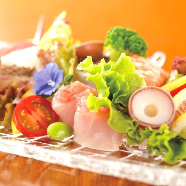 【鮮度が自慢◎】朝〆鮮魚のお造り盛り合わせ～カルパッチョ仕立て～　1390円（税込）
