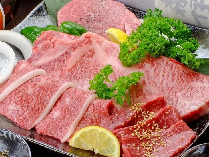 Enjoy a casual yakiniku lunch in Tenmonkan. Private rooms are also available for a relaxing stay.