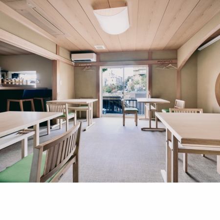 A relaxing space with 4 table seats and 3 counter seats.From the windows on the hill, you can enjoy a relaxing time while looking out at the steam from the spring source and the atmospheric streets of Arima Onsen Town.