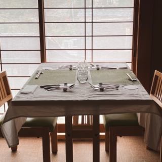 Window seats where you can enjoy the view from the hill are popular.