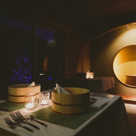 The homey atmosphere has completely changed, and at night we have created a calm and extraordinary space lit by candles.