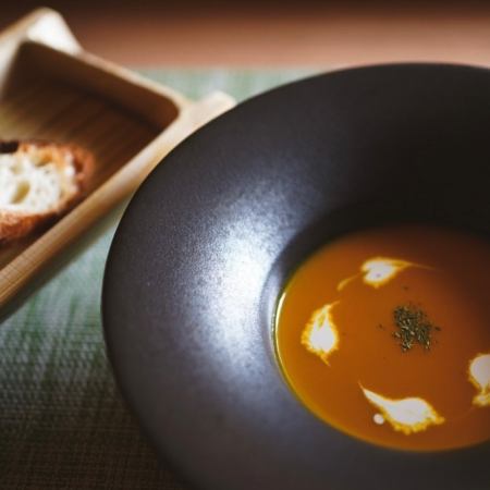 SOUP〈季節野菜のスープ　自家製発酵の甘酒とバゲットを添えて〉