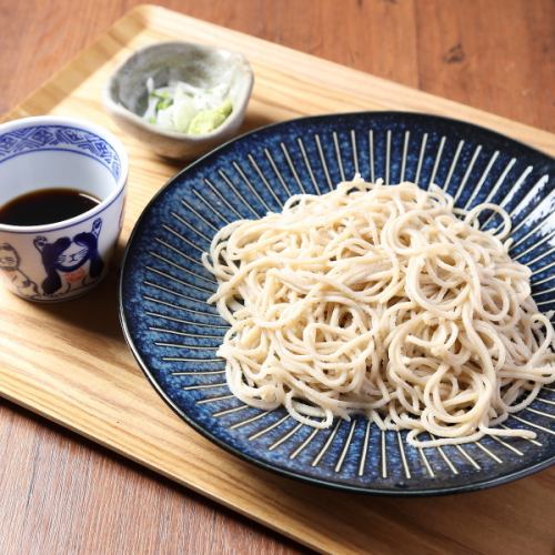 This is freshly made 100% buckwheat soba noodles for 900 yen (tax included).Full of live feeling!