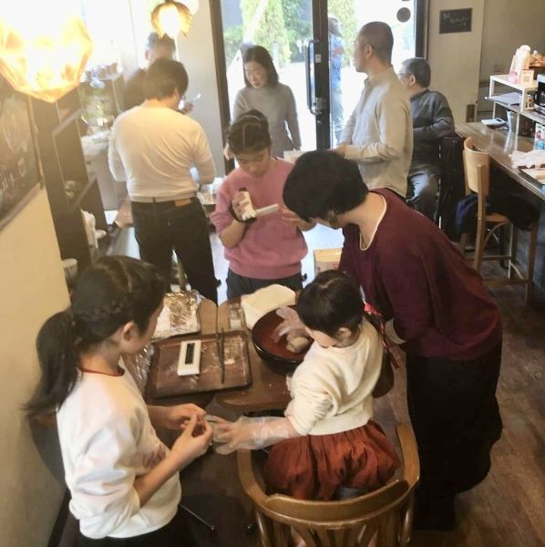 Soba noodle making experience class.The photo shows recreation at a family gathering.The grandfather was delighted to eat the soba noodles made by his granddaughter (laughs).