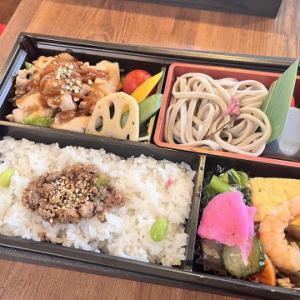 【예약 환대 소바가있는 도시락】 레귤러 고젠 포도 소 소보로, 닭 소바 된장 구이, 갓 곁들인 소바