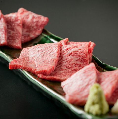 用特製的醬汁享用美味的肉♪