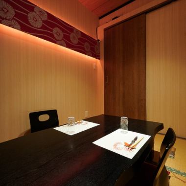 It is a private room for a few people with elegant indirect lighting! It is ideal for use with important people!