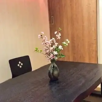 Our private rooms for 2-4 people feature elegant indirect lighting and are perfect for small groups! The relaxed atmosphere makes them ideal for special family meals.Furthermore, you can enjoy yourself without worrying about your surroundings, even in business settings such as entertaining clients.