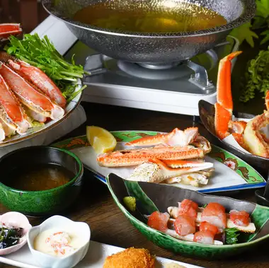 Grilled Crab and Crab Hot Pot Course ◆ Includes raw snow crab sashimi, grilled crab, and tempura. 7 dishes in total. 19,800 yen (tax included)
