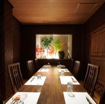 A private table room for 2 to 8 people! This decorated private room is perfect for a romantic date.With its calm atmosphere, it's perfect for entertaining clients. You can also use it for family celebrations such as 60th, 77th, or 88th birthdays! If you have difficulty walking, we can prepare a table seat for you, so please let us know in the request section when making your reservation.
