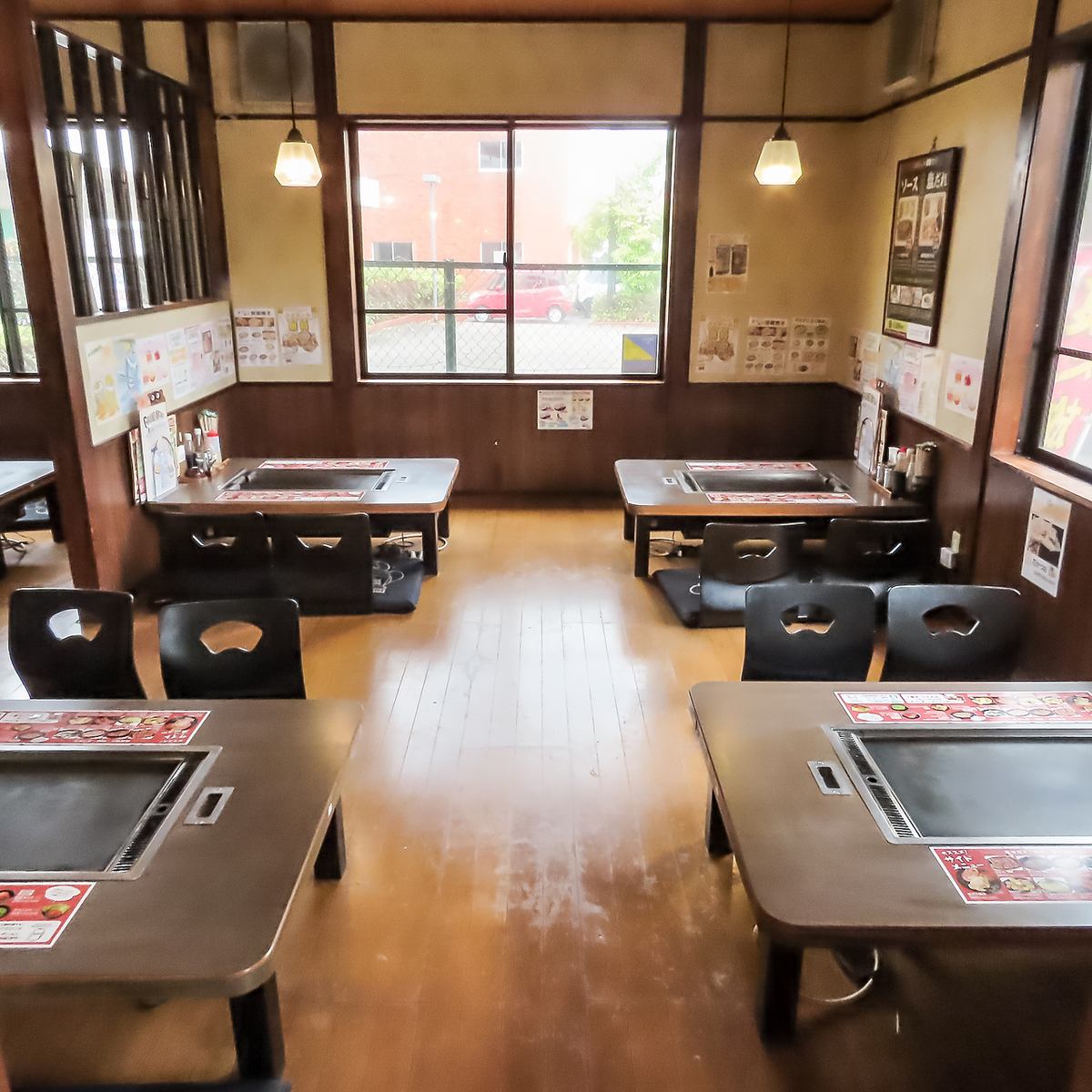 プライベートな空間が味わえるテーブル席！