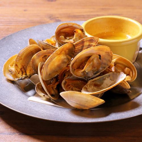 Smoked clams with fermented butter soy sauce / smoked nuts with caramel sauce