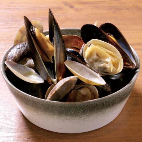 Steamed mussels and lajonkairia lajon with white wine