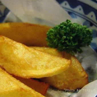 Freshly fried potato fries