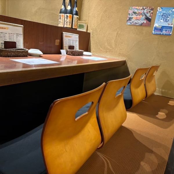 カウンター席もゆっくりくつろげる掘りごたつ式◎大人なカウンター席でお1人様から12名様までご利用頂けます!カウンターのみ背もたれをつけてますのでゆっくりと過ごせます。バーに感覚で会話と食事を楽しんでください。