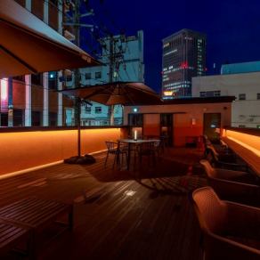 【風が気持ちいテラス席◎残念ながら雨天時は×】開放感溢れるテラス席で、特別なひとときを過ごしませんか？ただし、雨の日はお休みなので、晴れた日の訪問をおすすめします。カウンター席（1名×8席）・テーブル（4名×2）・ソファー席（6名×1）