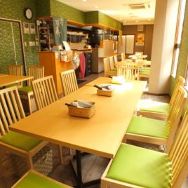 6名様席は飲み会や大勢でのお食事にも最適。テーブルは結合可能なので、更に大人数でも着席可能です。