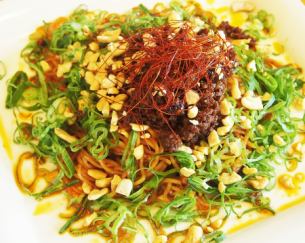 "Bright red tantan noodles without soup" is irresistible for those who like spicy food.