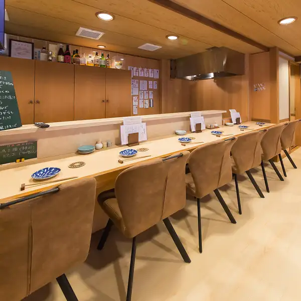 《サク飲みやプライベート利用歓迎》和の温もりを感じられる落ち着いた店内にはオープンキッチンのカウンター6席をご用意。目の前の鉄板で調理される様子を臨場感たっぷりにお楽しみいただけるお席です。お一人様でゆったりとお食事とお酒を満喫するひとときにも、大切な方とのデートにも心地よくご利用いただけます。