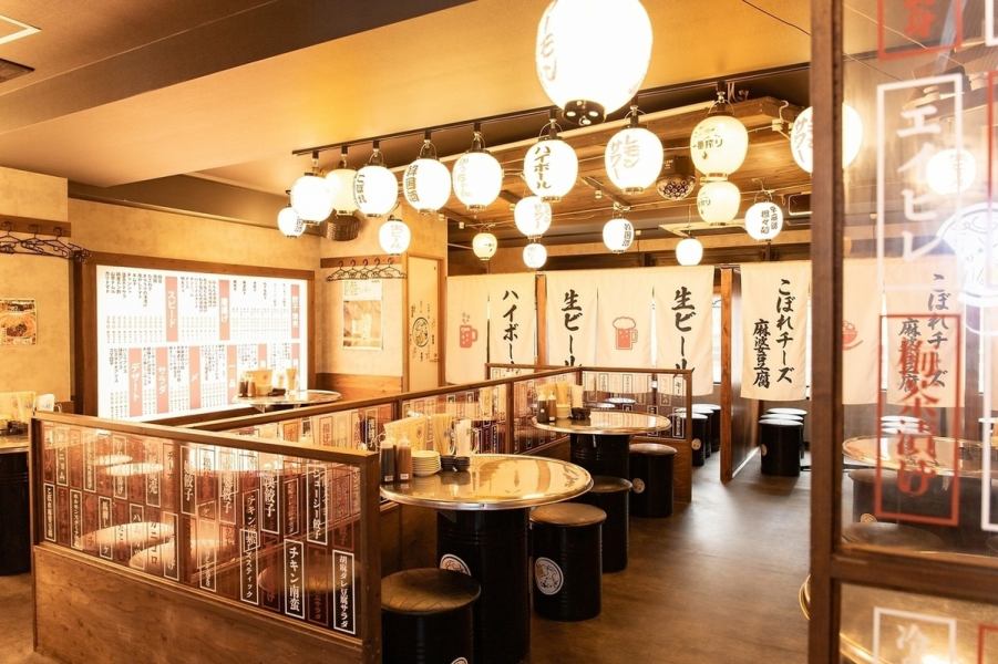The entire floor can be rented out for up to 92 people. ●A nostalgic interior filled with Showa-era atmosphere ●The Showa-era retro interior is also carefully designed.The atmosphere of an ``old-fashioned pub'' is a comfortable space where anyone can stop by.
