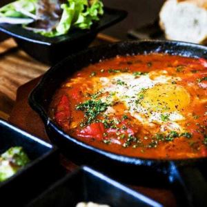 Shakshuka（辣椒番茄醬炒蔬菜和半熟蛋）
