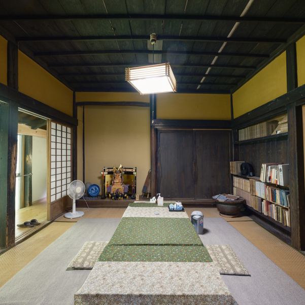 【全席個室】当店は全席個室で、全４部屋ご用意しております。１部屋7,8名様が入れるお座敷席となっており、個室なので小さなお子様連れも周りを気にせずゆったりお過ごし頂けます。明治17年に建てられた門をくぐり、300年の歴史のある母屋へ。歴史を感じる建物で、ゆったりとした空間の中で田舎料理をお楽しみ下さい。