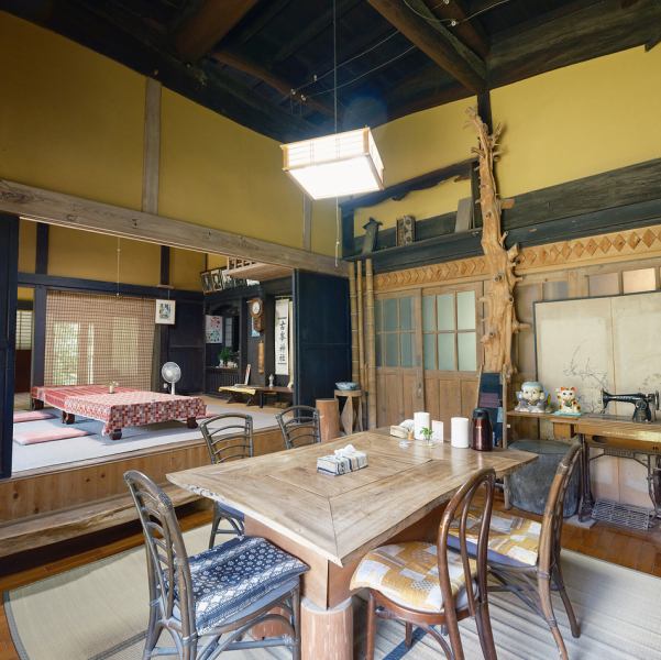 【テーブル席も１部屋ご用意】四間×六間の、本四六と言われる母屋、テーブル席もご用意しております。木のあたたかみを感じる店内で、ゆっくりとくつろぎのひとときをお過ごしいただけます。1部屋限定のテーブル席となっておりますので、ご希望等ございましたら一度店舗までお問い合わせくださいませ。