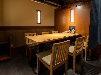 【完全個室】　最大6名様席　接待や会食、お誕生日会などに最適。周りを気にせず、お寛ぎいただけます。
