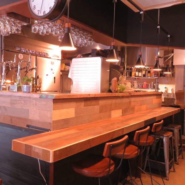 Counter seats where you can immediately enjoy the draft beer poured in front of you!