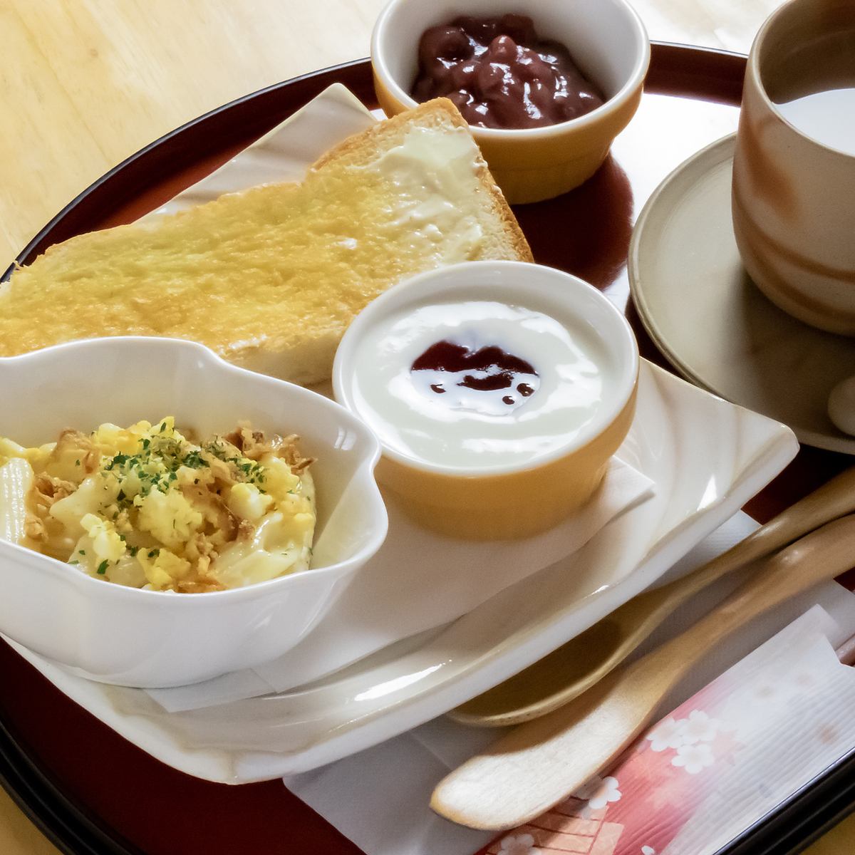 Kar谷市高须町的《 Japanese Cafe Poaro》。请在平静的气氛中度过轻松的时光。