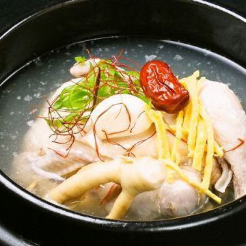 種類が豊富な韓国料理の数々！野菜もどっさり入って食べ応え◎