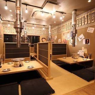 Table seats where you can enjoy the atmosphere of a public bar.One person is also welcome! Seats for two people are perfect for dates ♪