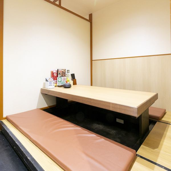 Perfect for various banquet scenes! We have prepared two private rooms with sunken kotatsu where you can relax and enjoy chatting.The partitions between each room are removable, so we can accommodate a wide range of parties from small parties to large groups.