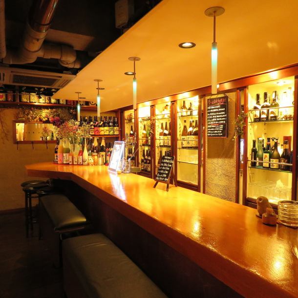[Even from one person counter seat 1 to 10 people] The stylish wood-tone counter can be enjoyed from one person feel free.We look at abundant shochu which is laid out neatly from the counter and decide while discussing the next liquor with the master ... You can spend such an elegant time.