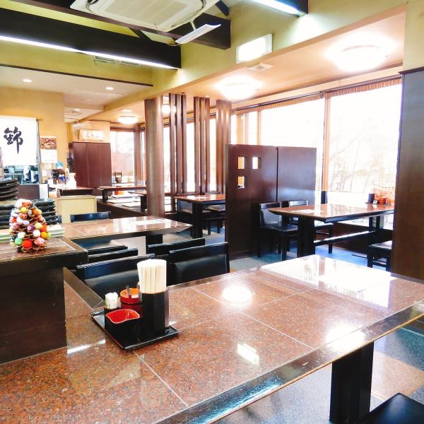Table seats that are perfect for small groups such as family and friends.Enjoy delicious udon noodles with a conversation at a spacious table seat that doesn't stretch your shoulders.