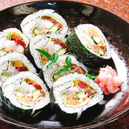 【特色3】锦卷寿司!将5种海鲜奢华地卷起来的杰作。可以分享或带回家