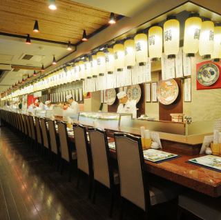お仕事帰りのちょっと1杯に、また、ご夫婦やカップルでのお食事に、そして、高知観光のお食事にも。目の前で、熟練の職人が魅せる包丁さばきや、寿司を握る臨場感とともにお食事をお楽しみいただけます。