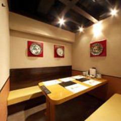 3F、4Fには2～8名様向け個室が19部屋。この豊富な個室も『おらんく家本店』の魅力のひとつです。各個室は、大切な接待のお食事会から、気軽なご友人との集まりまで、様々なシーンでご利用いただける落ち着いた雰囲気が魅力。また、高知観光をお楽しみ中の方にもおすすめです。