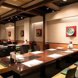 大人数のご宴会、お食事会に対応するお部屋もございます。掘りごたつ式となっておりますので、ゆったり足を伸ばしておくつろぎいただけます。人数に応じて、ソーシャルディスタンスを確保した空間をご用意いたしますので、ご用命の際は事前にご相談くださいませ。