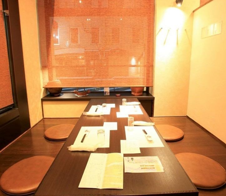 少人数でご利用可能な半個室あり!日本酒でしっぽり1杯どうぞ…